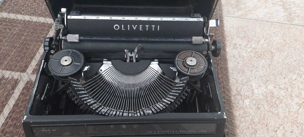 Mașină de scris Olivetti Studio 42 – anii 1950