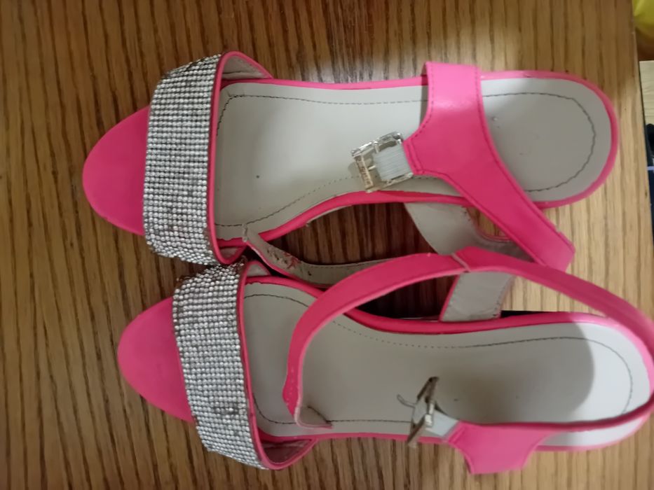 Дамски чехли и сандали