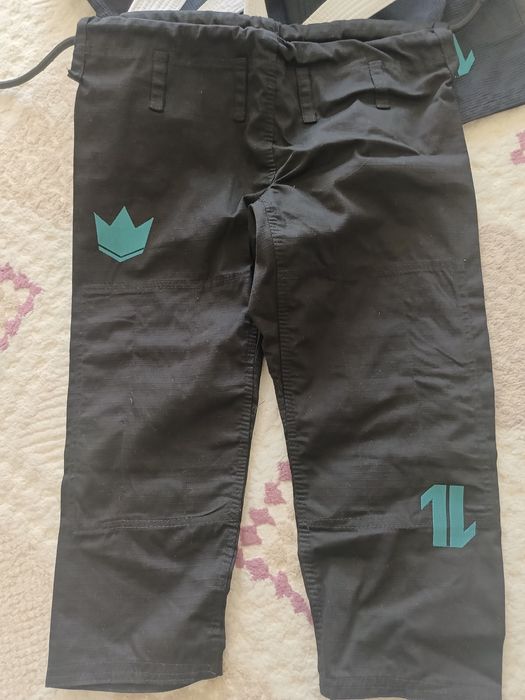 Форма джиу-джитсу универсальная для мальчиков и девочек