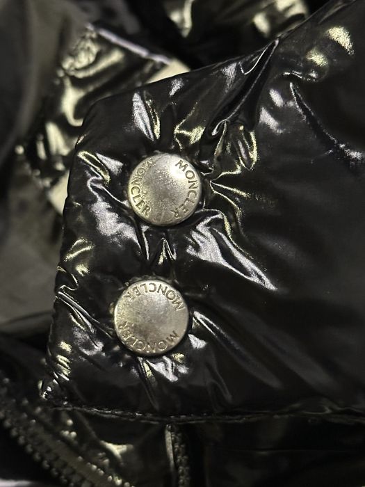 Geacă bărbați Moncler neagră, lucioasă cu glugă