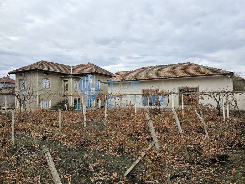 Двуетажна тухлена къща с два гаража и двор в гр. Полски Тръмбеш