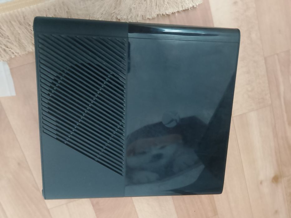 Игрова консоль Xbox 360 e