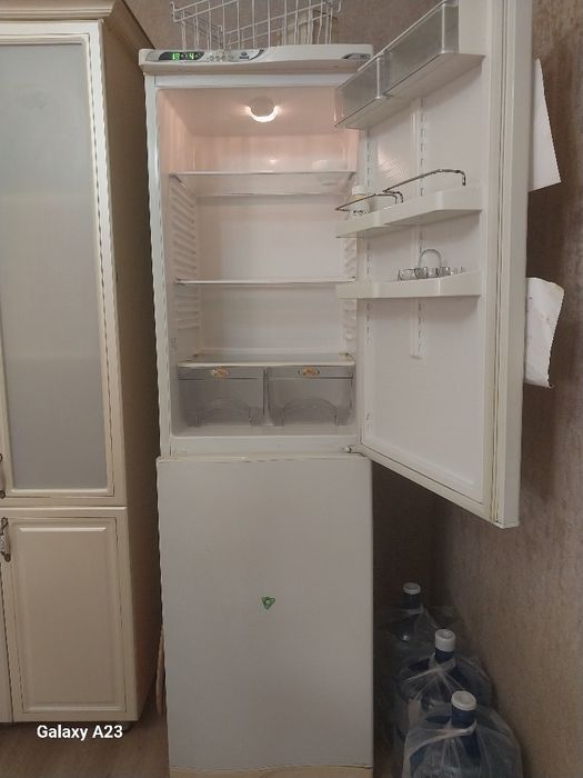 Холодильник б/у работает