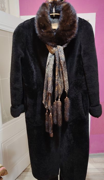 Продам женскую мутоновую с норкой шубу