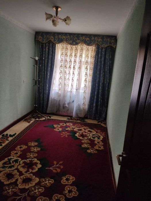 Чирчиқда 3хонали кв срочно сотилади  1 этаж 4мк 33000$ келишамиз