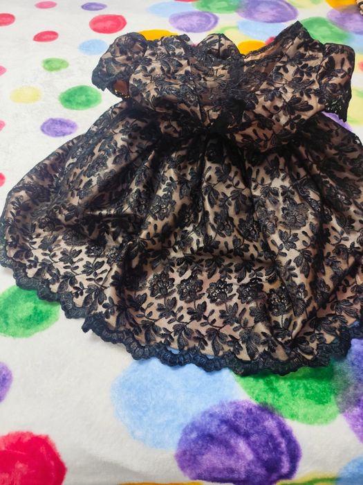 Vând rochiță cu brodarie