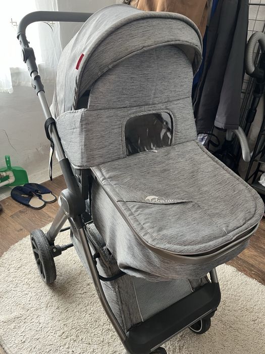 Серая коляска универсальная