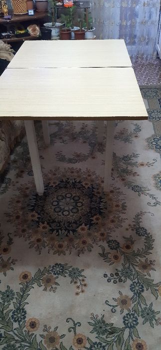 Продаётся; Стол кухонный, табуретки