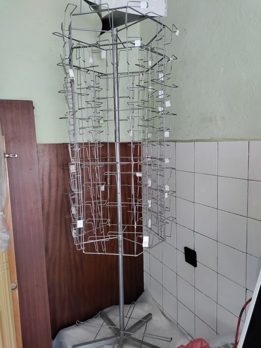 Продавам метален въртящ стелаж за картички вис.160см.шир.50см.