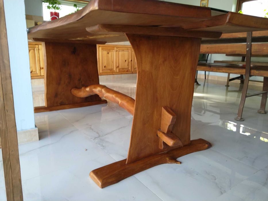 Маса от масив-орех