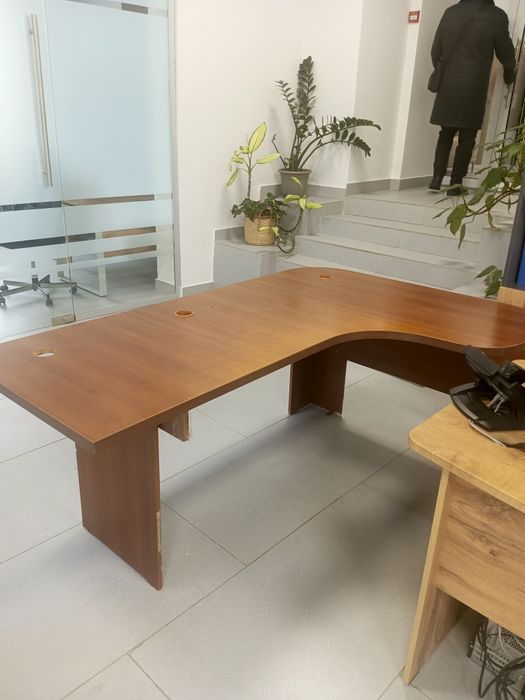 Срочно продам шкафы и стол