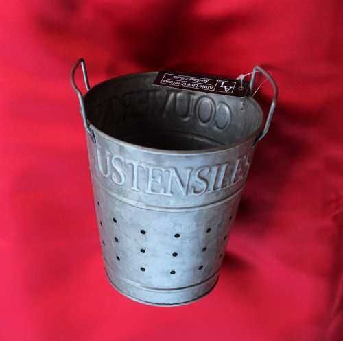 Метален съд за прибори