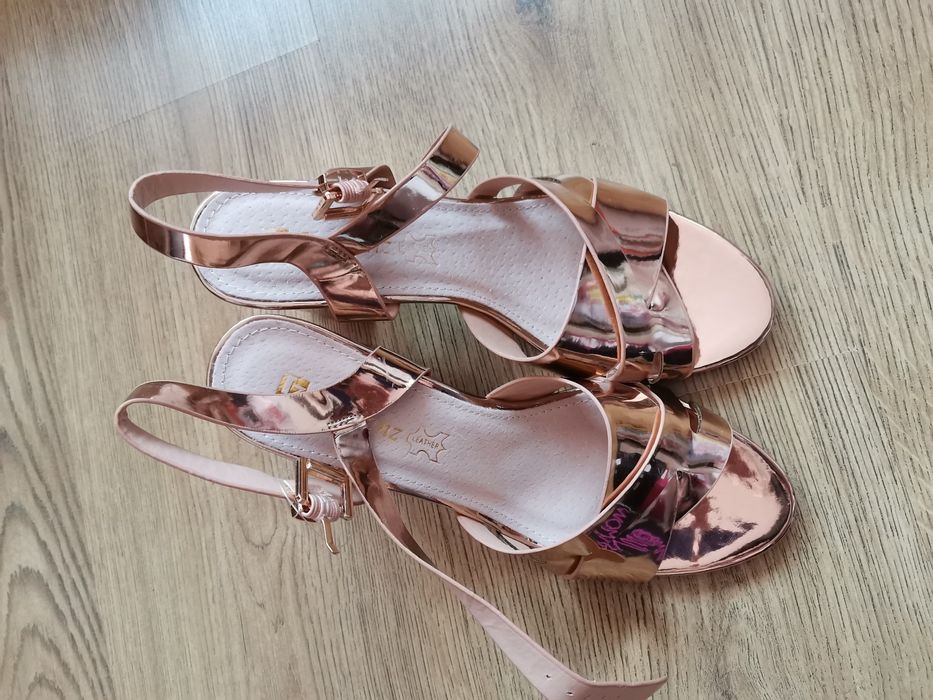 Златни сандали на ток