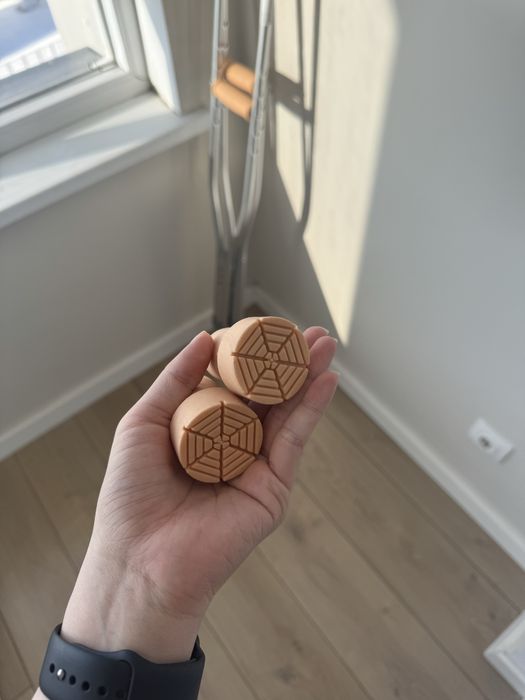 Костыли с запасными насадками