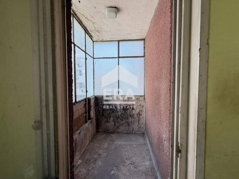 Четиристаен апартамент с отделна кухня за ремонт, район Център, Варна