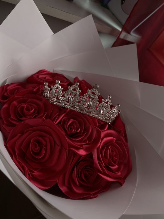 Buchet din satin cu coronita si leduri