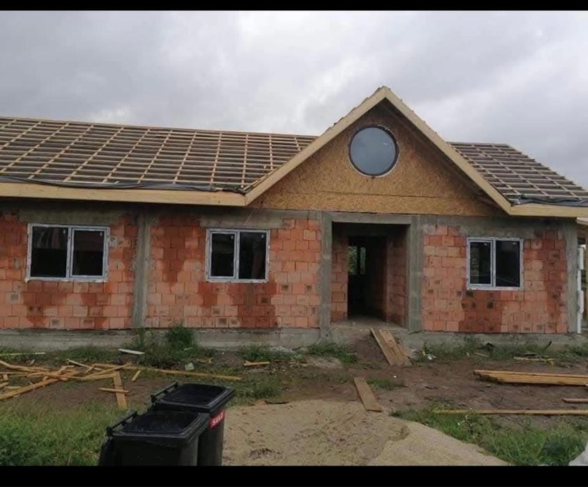 Constructii case la rosu