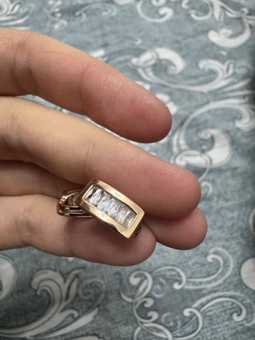 Продам золотые серьги