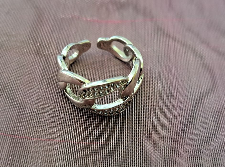 Нов регулиращ се пръстен с кристали.