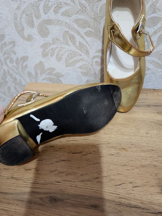 Туфли золотистого цвета