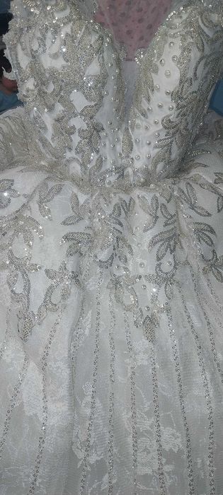 Булчинска рокля с връзки на гърба