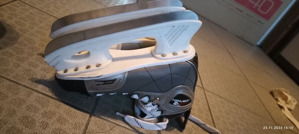 Продам коньки хоккейные 39размер