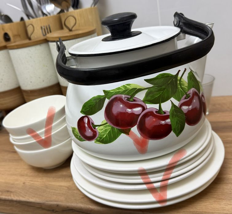 Чайник , ФОРМА для выпечки и тарелки отдам