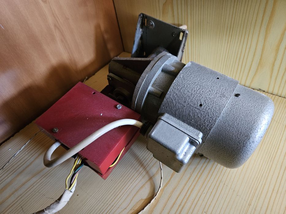 Продава се ел.мотор с редуктор