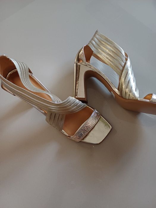 Vând sandale marca " Scarpe Vigneron"