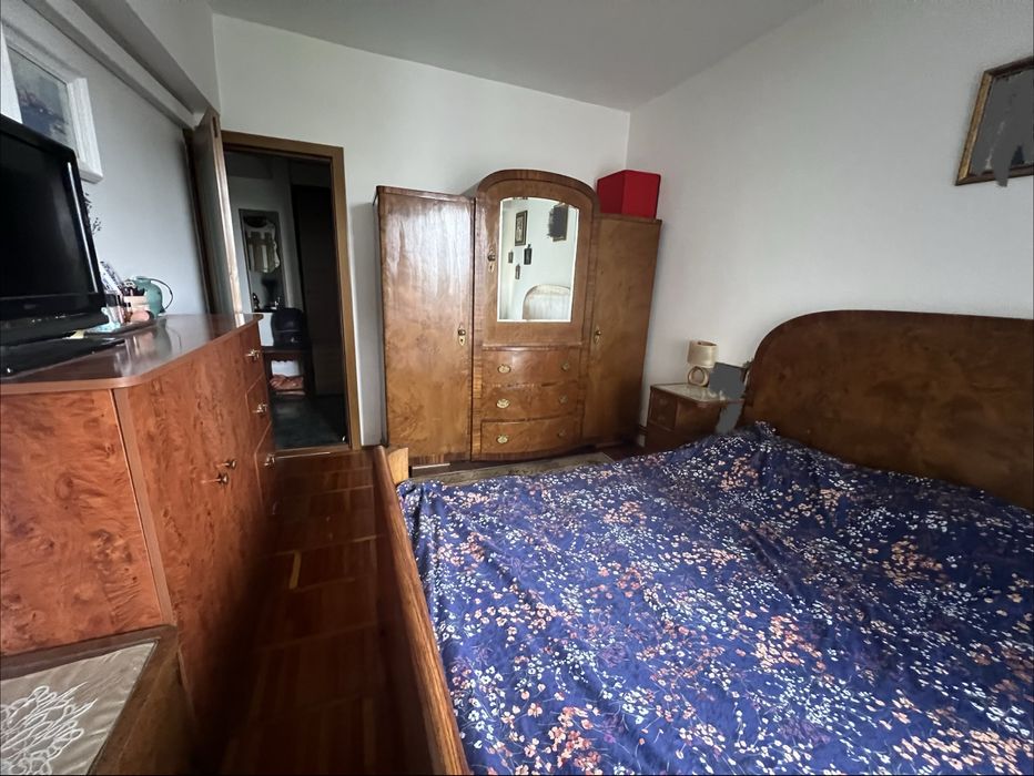 Mobila veche de lemn masiv