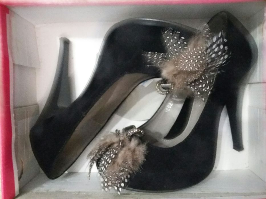 Дамски стилни обувки с пера и камъни