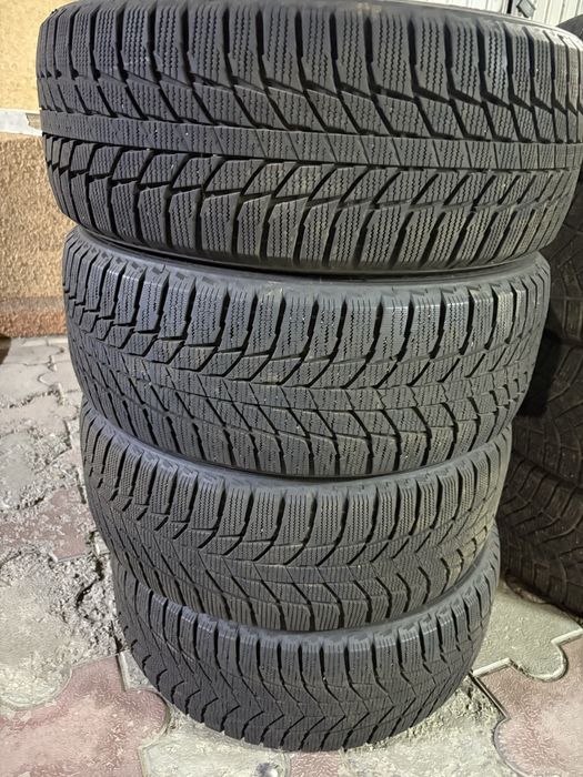 Продам зимние шины Triangle 215/50 R17