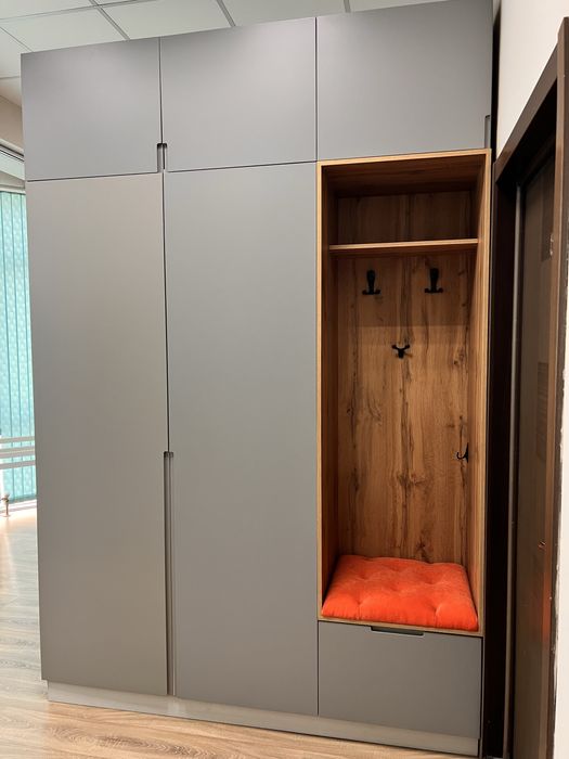 Продам шкаф с витирны