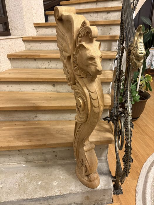 2 capitele sculptate din lemn in forma de leu din stejar masiv