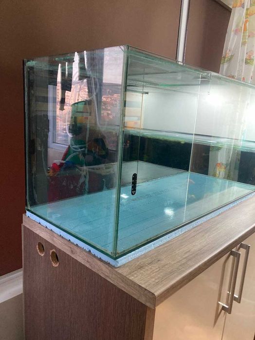 Продавам аквариум 245л (110х45х50) + шкаф и оборудване
