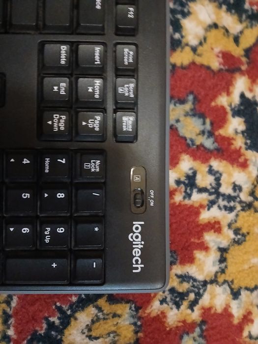 Клавятура подключается через блютуз