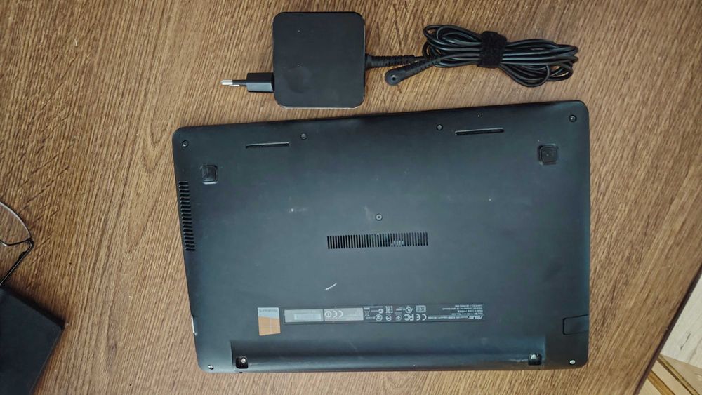 Laptop Asus X200M,perfect pentru birou sau scoala