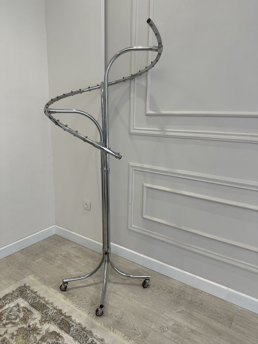 Округленная стойка для одежды