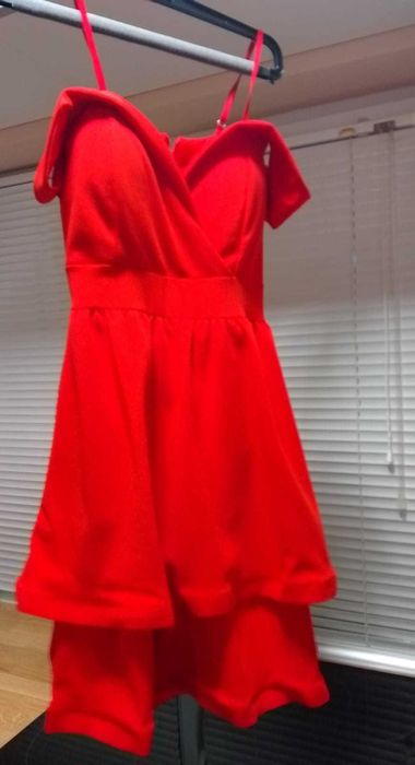 Дълги рокли + къса червена рокля с голи рамене