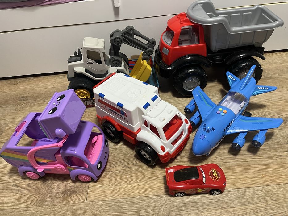 Играчки камиони писти книжки