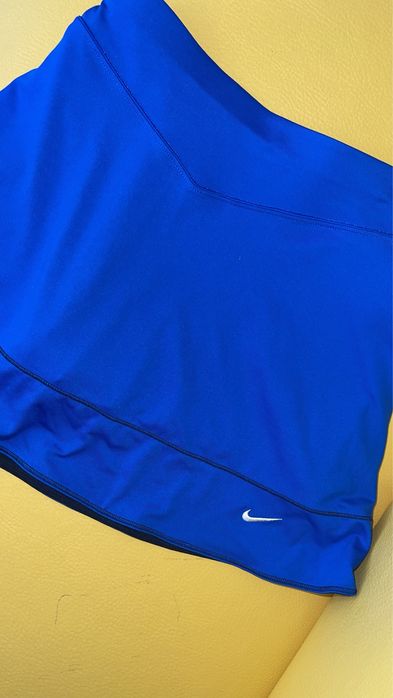 Нова спортна пола на Nike с бродирано лого