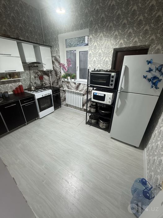 Урганч шахрида икки каватли ховли жой ижарага берилади