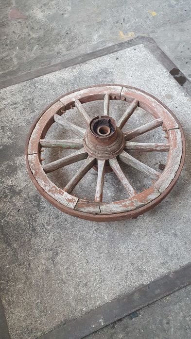 Запазени колела от стара каруца