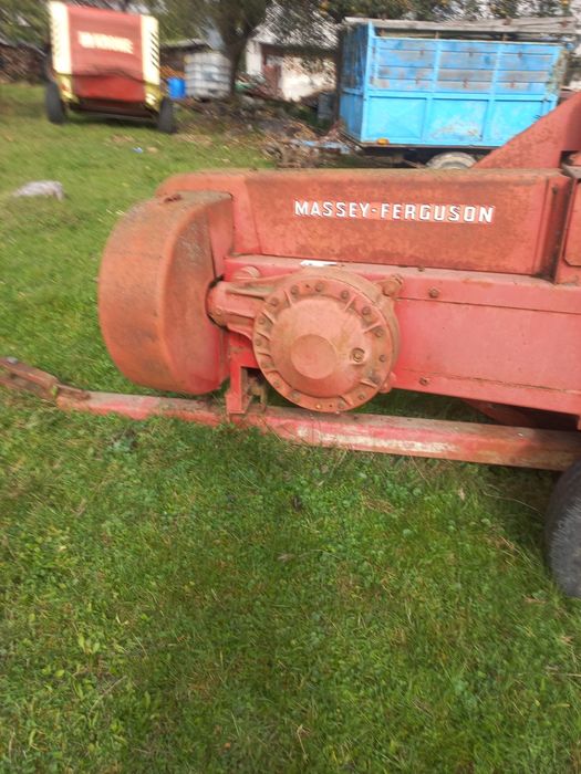 Vând baloți fân și presă de balotat