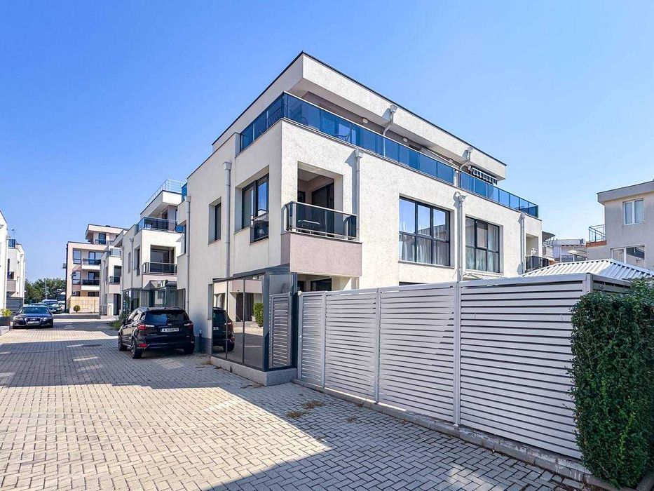 Триетажна модерна къща с двор в Сарафово, Бургас