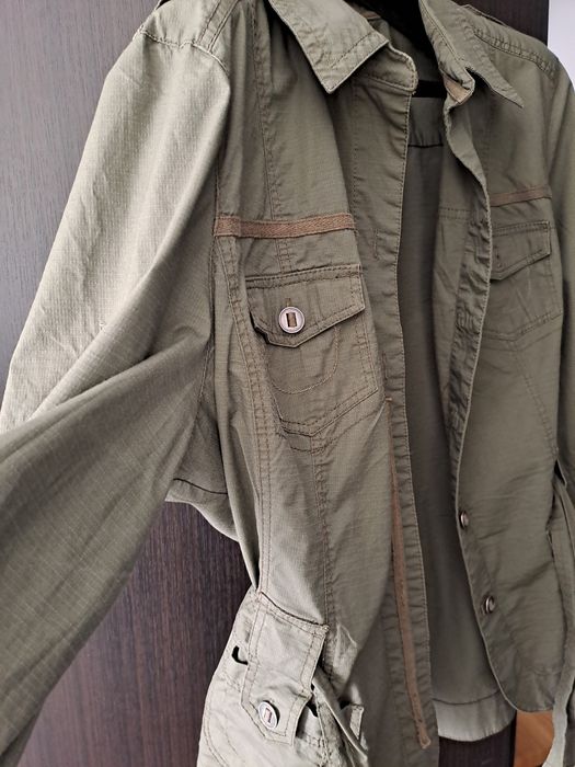 Jacheta in stil safari sau militar.