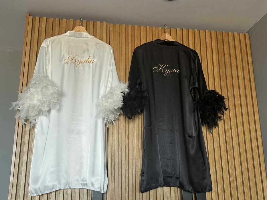 САТЕНЕН ХАЛАТ С БРОДЕРИЯ - опция за пера на ръкавите