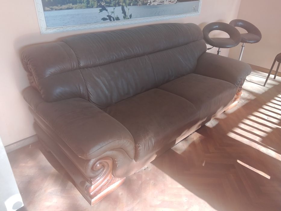 Диван кожаный в хорошем состоянии