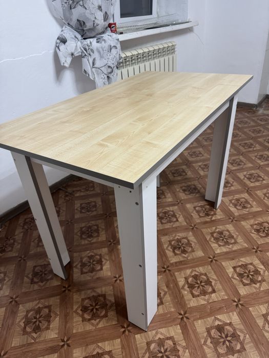 Продам стол дефект ножки