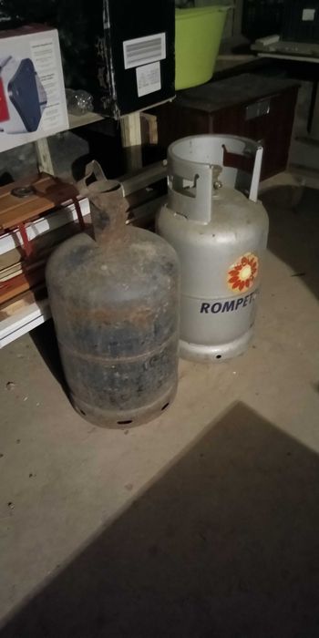 Vand doua butelii gaz